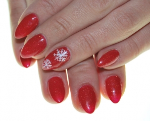 czerwone paznokcie z płatkiem śniegu